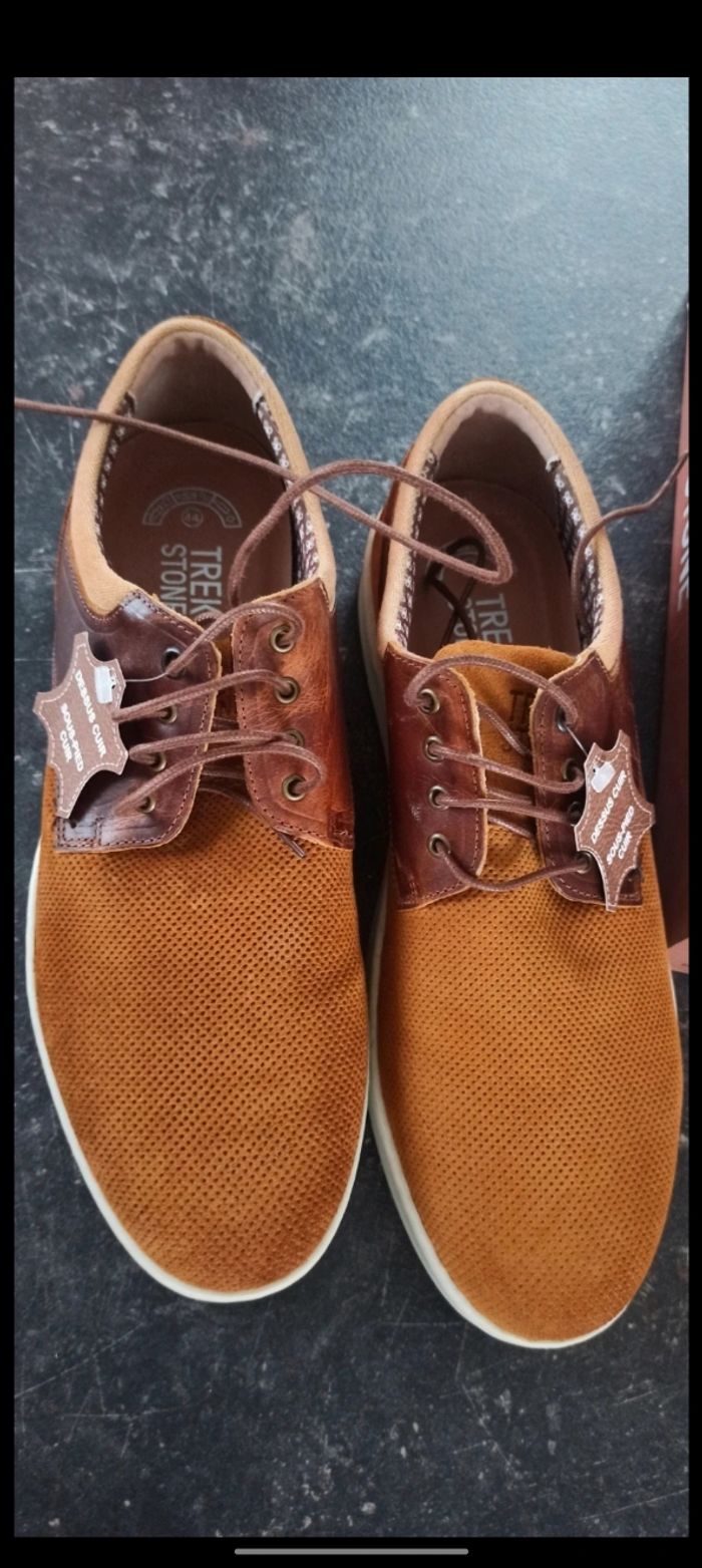Chaussures ville Trek Stone neuve