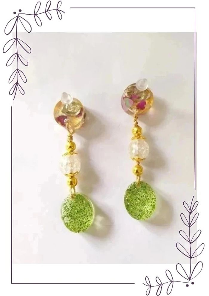 Boucles d'oreilles artisanales perles chic vert & or tige plastique. - photo numéro 3