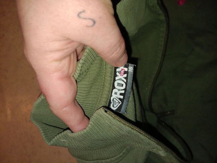 Gilet Roxy avec deco à plusieurs endroits t.16 ans - photo numéro 3