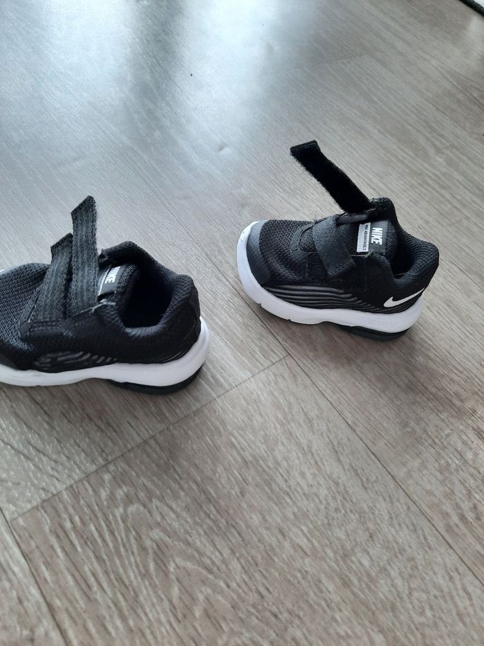 Chaussures Nike taille 17 - photo numéro 4