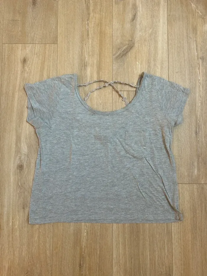 T-shirt gris dos nu