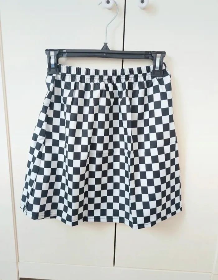 Jupe a carreaux/ damier 
Noir et blanche taille S ou 36 - photo numéro 2