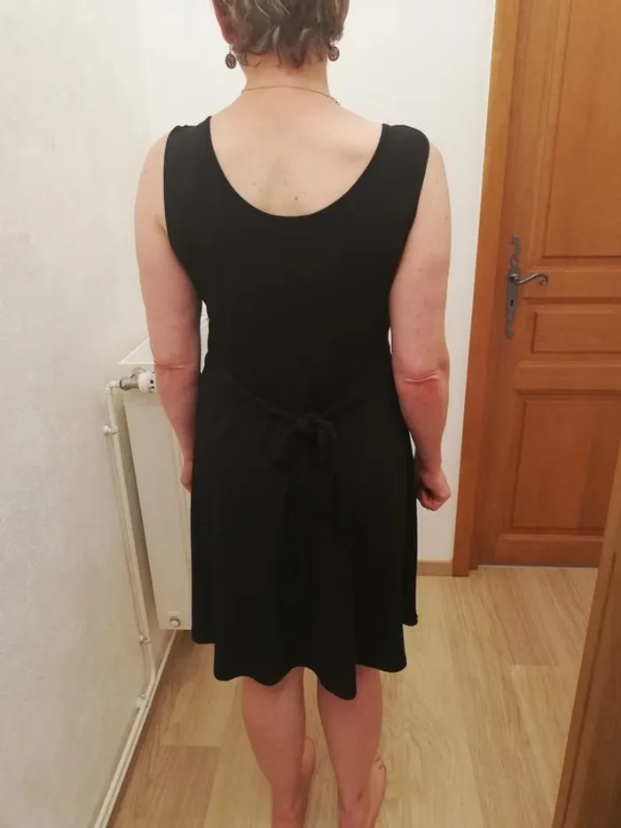 Robe noire neuve jamais portee - photo numéro 2