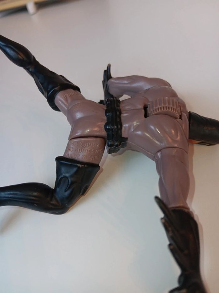 Figurine vintage articulée kenner 1994 batman gris et noir avec roulette au dos Taille 12cm - photo numéro 3