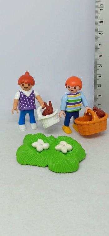 Enfants fille garçon avec paniers et lapins de pâques playmobil