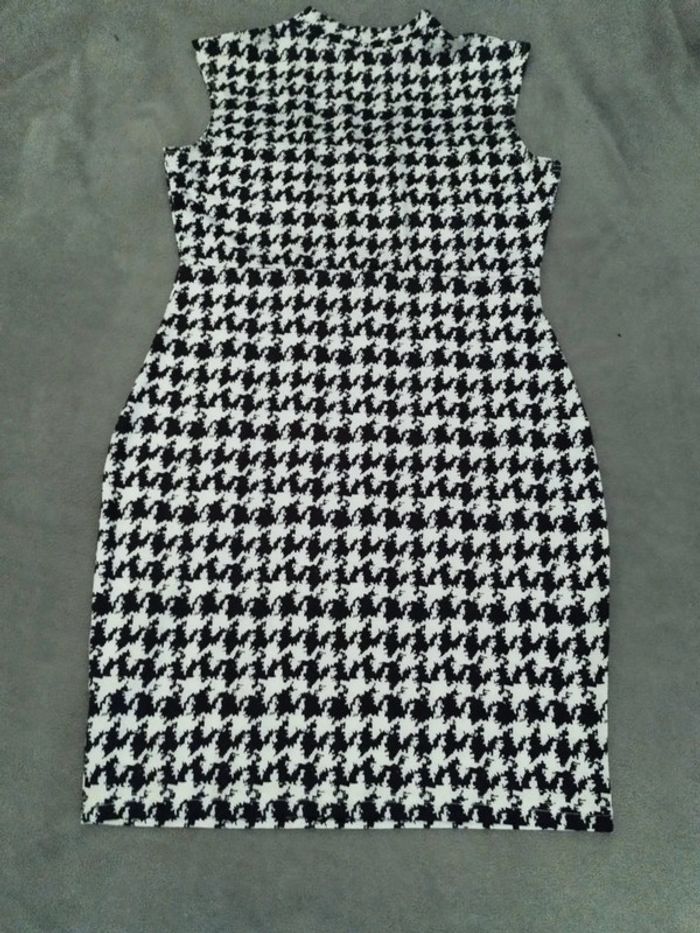Robe moulante imprimée pieds de poule taille 38. Neuve