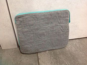 Pochette tablette en feutrine grise