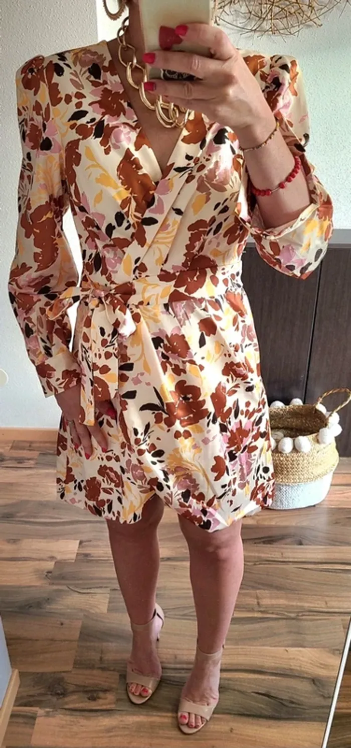 Robe fleurie - effet satinée - Neuve avec étiquette - Plusieurs tailles disponibles - photo numéro 3
