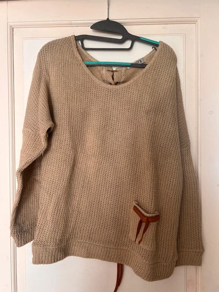 Pull marron avec lacets dans le dos taille M