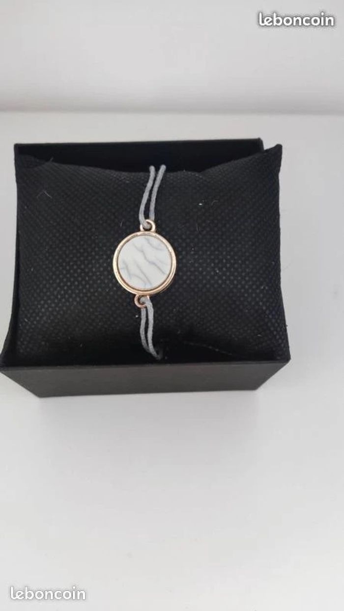 bracelet gris avec effet marbre ajustable