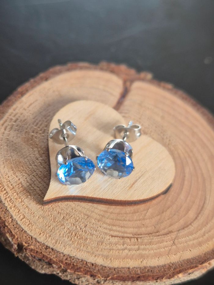 Boucle d'oreilles bleu avec tige en acier