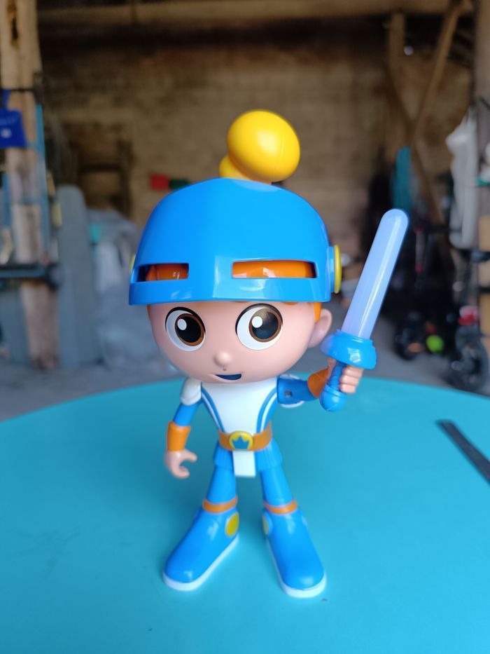 Gus - Le Chevalier Parlant avec lumières et Sons - Figurine de 20,5 cm