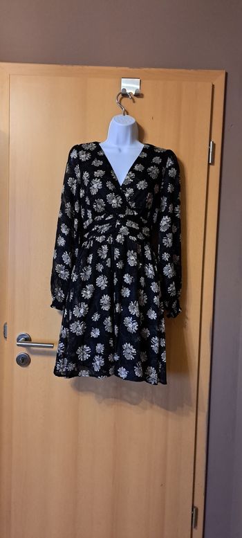 Robe noire à imprimé fleurs