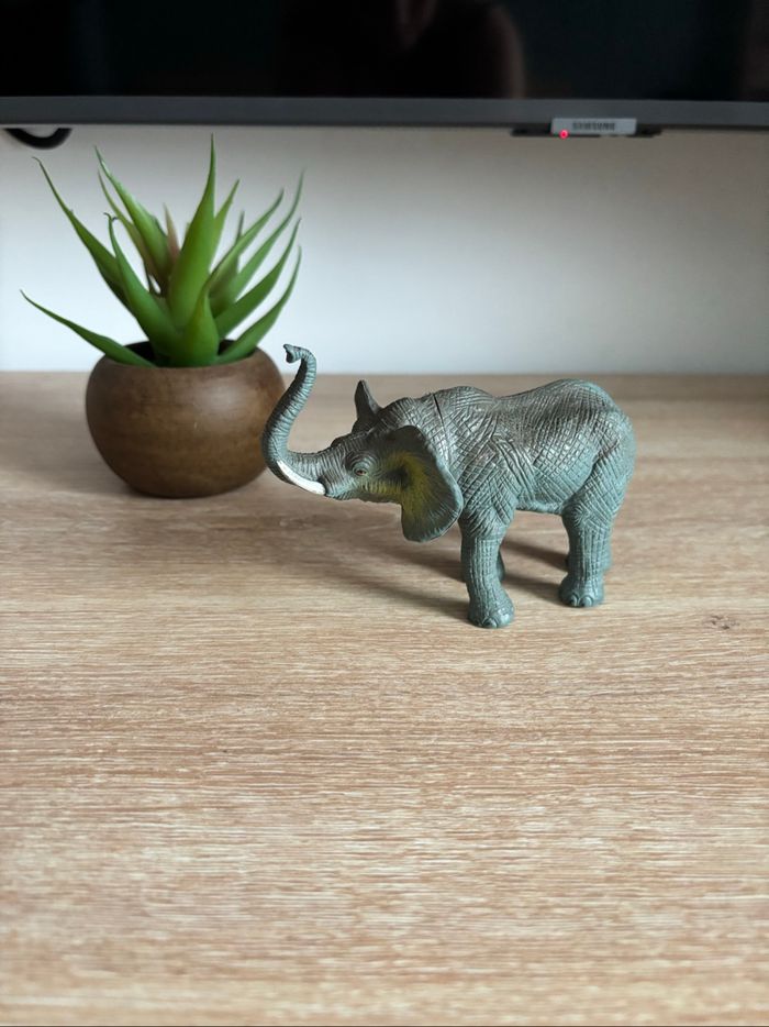 Figurine moyenne éléphant.