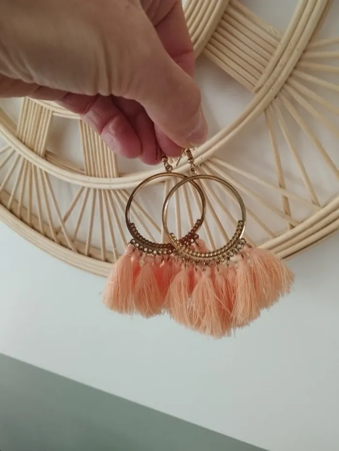 Boucles d'oreilles pompons corail neuves - photo numéro 2