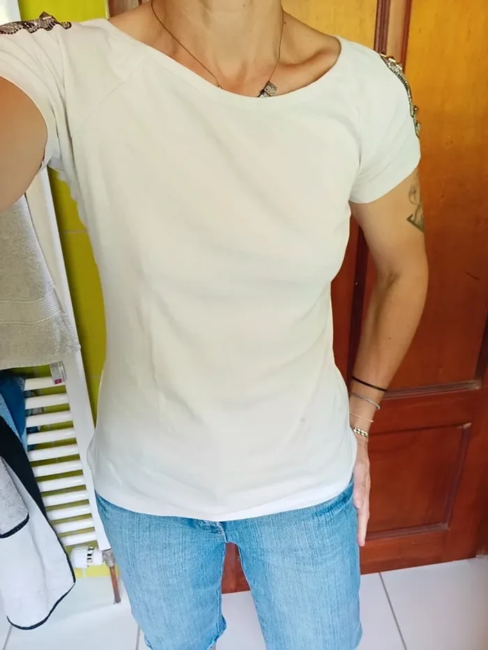 T-shirt femme blanc avec tête de mort sur les épaules - photo numéro 3