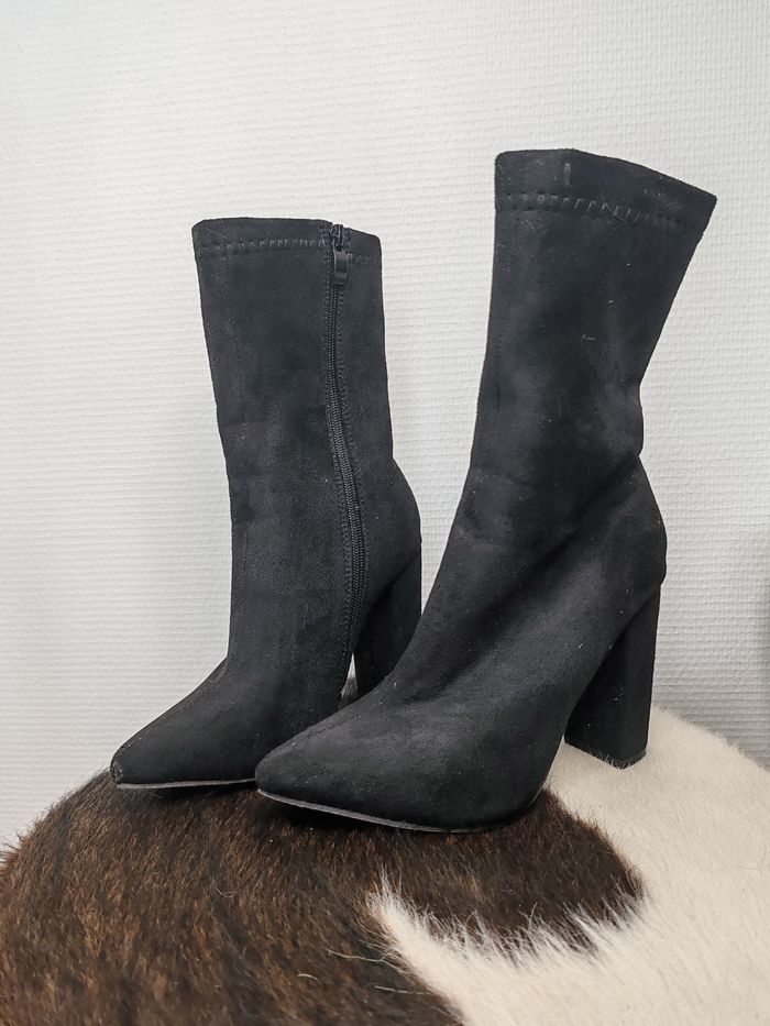 Bottines a talons en daim noires en taille 36 - photo numéro 2