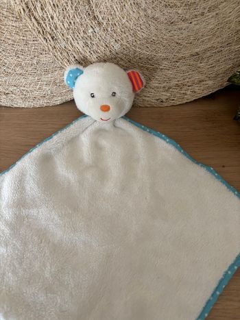 Doudou plat ours blanc liseret bleu grelot action zd trading