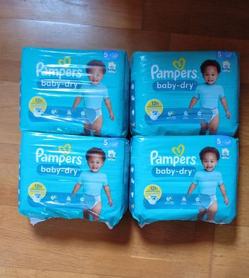 4 paquets de couches Pampers baby dry taille 5