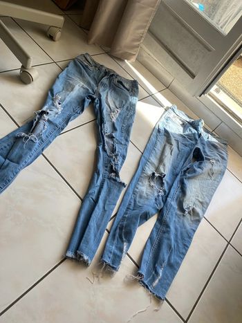 Lot de deux jeans déchirés, taille 34