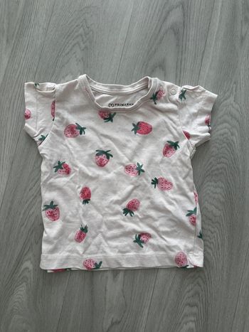 T-shirt primark à fraises taille 6/9 mois 74cm