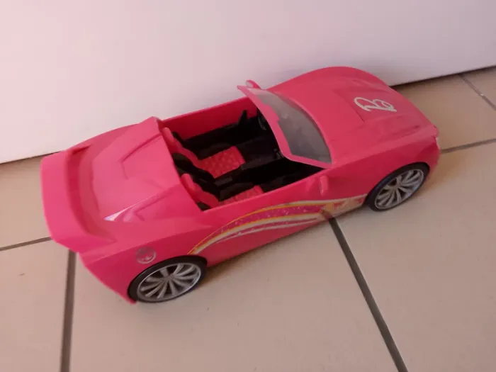 Voiture rose pour Barbie