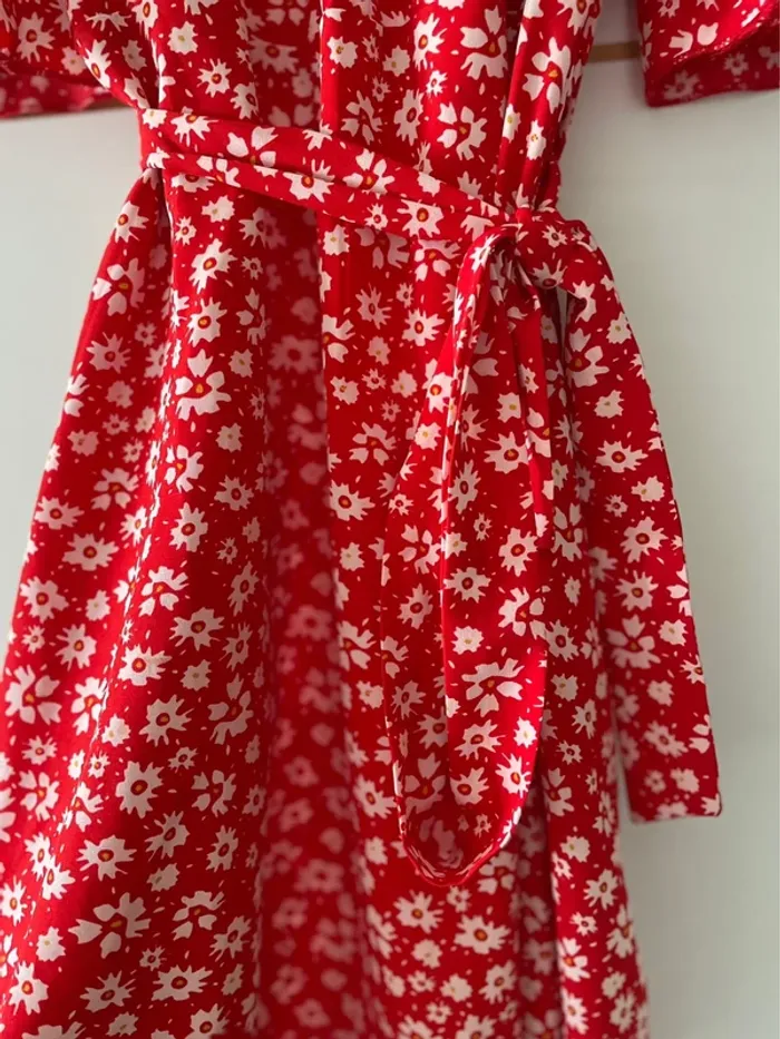 Robe rouge à fleurs - photo numéro 2