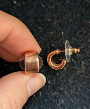 Petits anneaux roses dorés