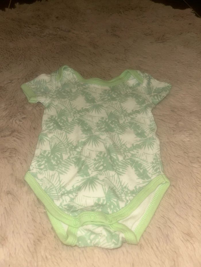 lot de pyjamas et bodies avec un bas de jogging 6 mois - photo numéro 5