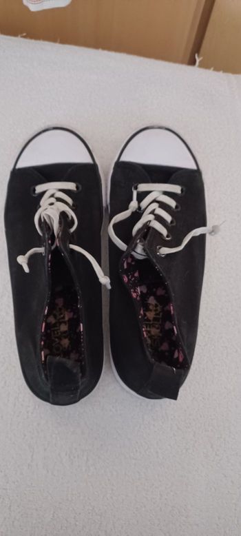 Très belle paire de baskets fille Pointure 33