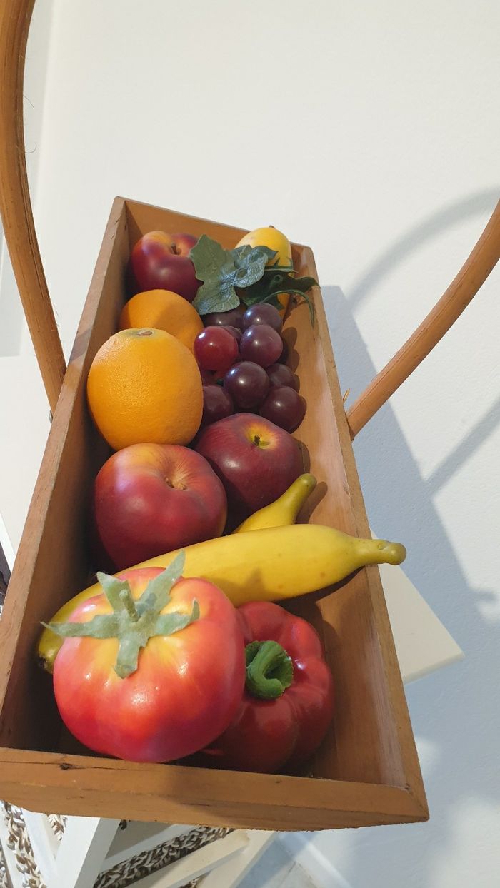 Décoration vintage grand panier en bois et fruits en plastique - photo numéro 2
