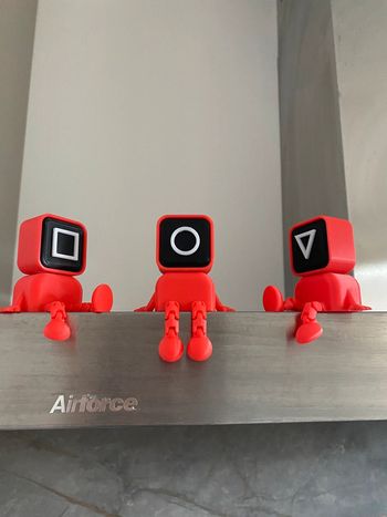 Lot de trois figurines squid game