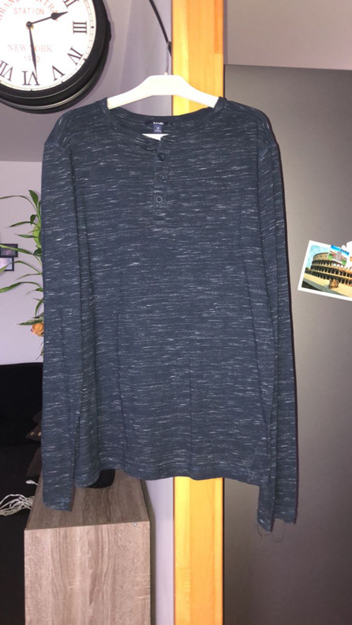 Haut longues manches bleu moucheté blanc