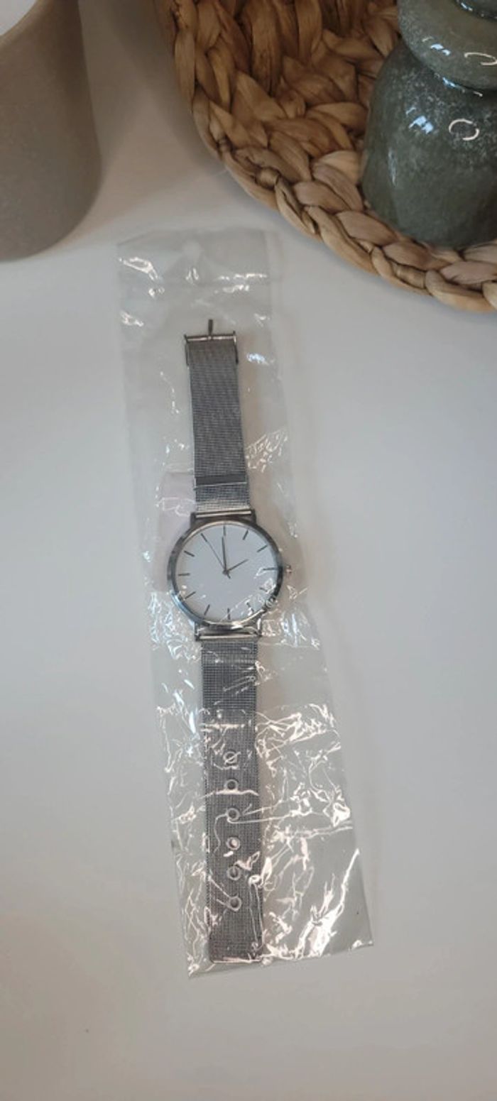 Jolie montre argenté neuve - photo numéro 2