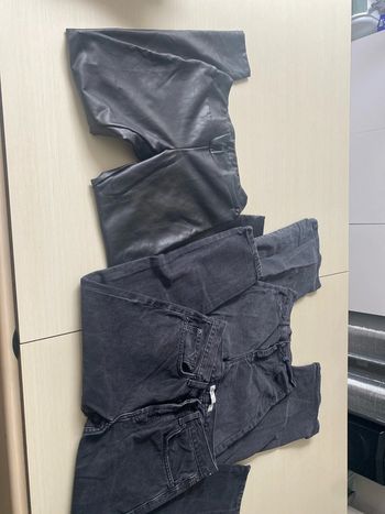 3 pantalons 2 jeans noir et un pantalon effet cuir