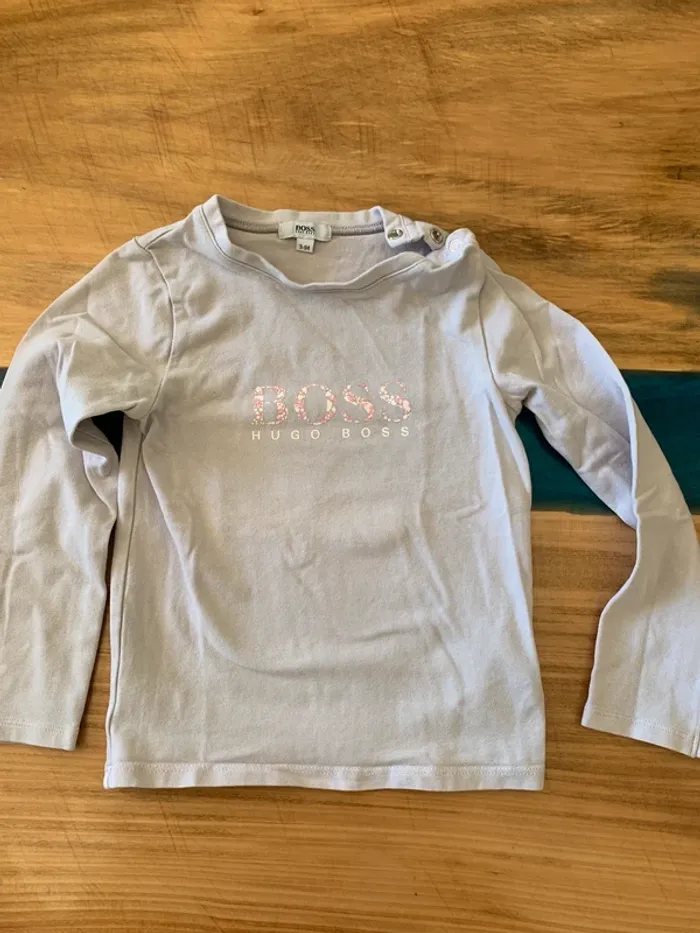 T-shirt manches longues Hugo boss taille 3 ans