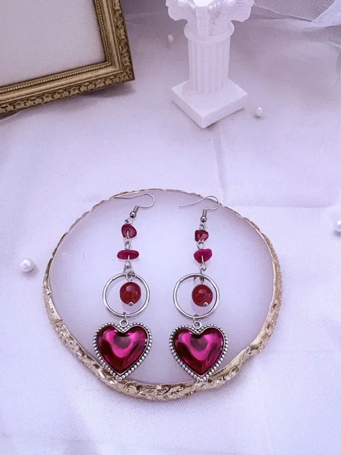 Boucles d’oreilles pendantes avec bijoux cœur rouge - photo numéro 3