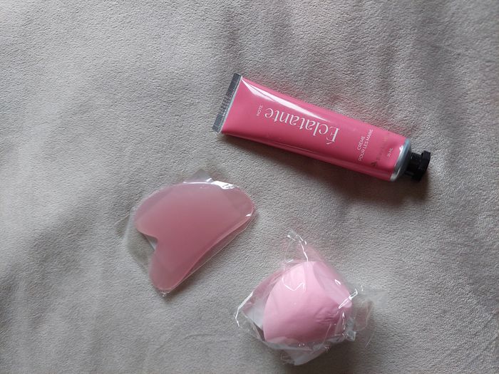 Lot beauté – Gua Sha rose + Beauty Blender rose + Crème mains Bleu Libellule – Neuf