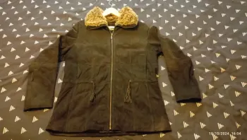 Manteau en croûte de cuir col fourrure taille 40