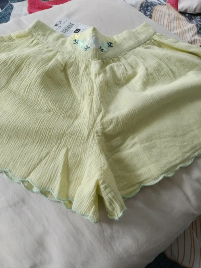 Short jaune brodé "La baie des anges" 7 ans - photo numéro 3