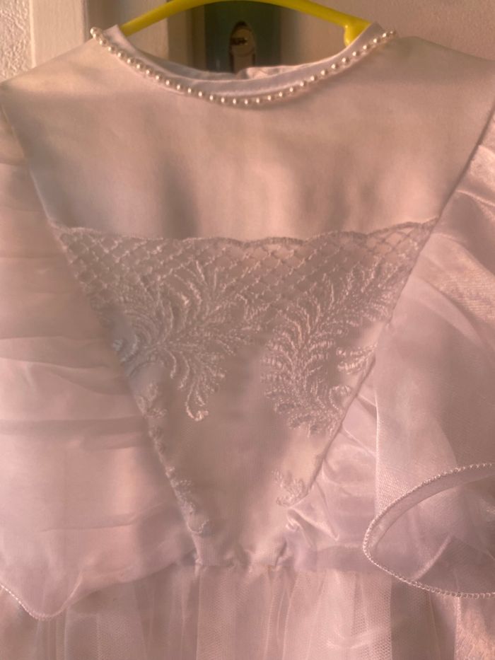 Robe cérémonie avec chapeau et chaussette TBE taille 3/4 ans - photo numéro 3