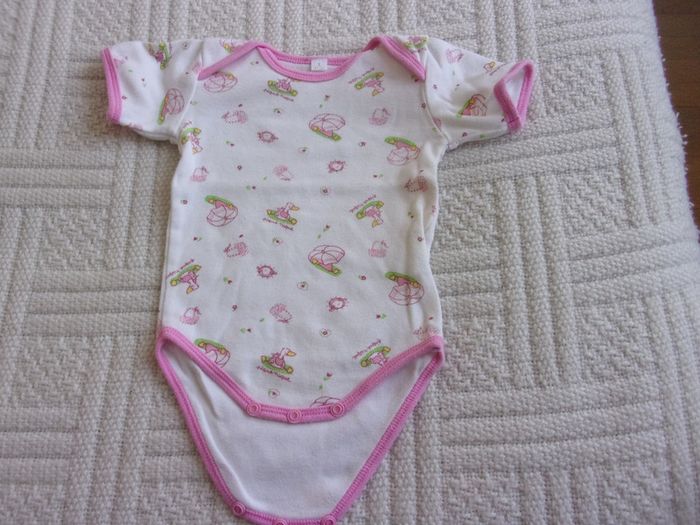 body manches courtes taille 9 mois