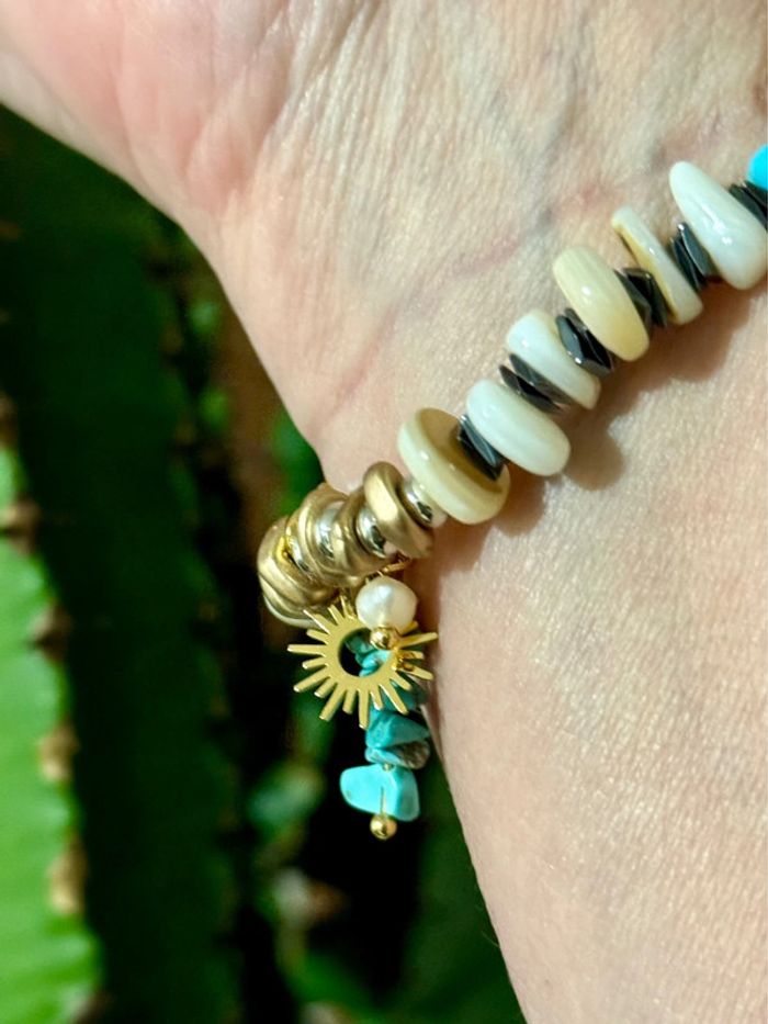 Bracelet grigri réglable habaha Paris/Red sun pierres or blanches turquoise charms - photo numéro 6