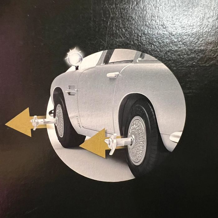 Voiture James Bond 007 Aston Martin DB5 Playmobil dans le film Goldfinger 1964 - photo numéro 6
