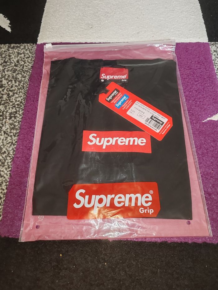 T-shirt supreme noir pour femme.