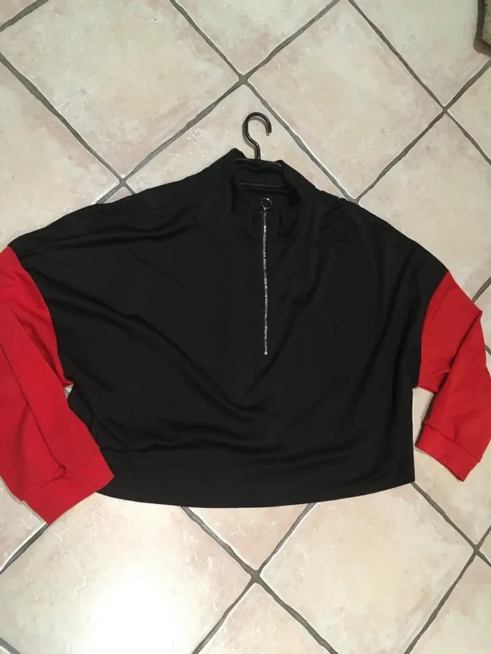 Joli sweat-shirt noir manches rouges en 48 de chez Shein Curve excellent état - photo numéro 6