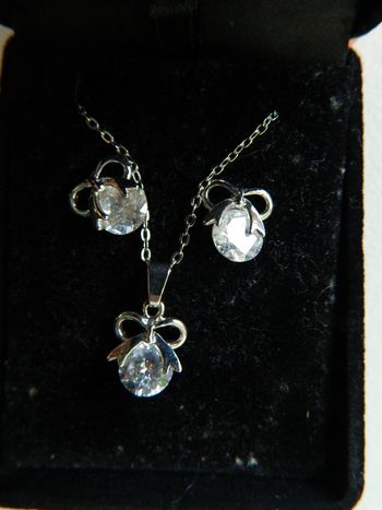 Collier et boucles d'oreilles fantaisies neuf