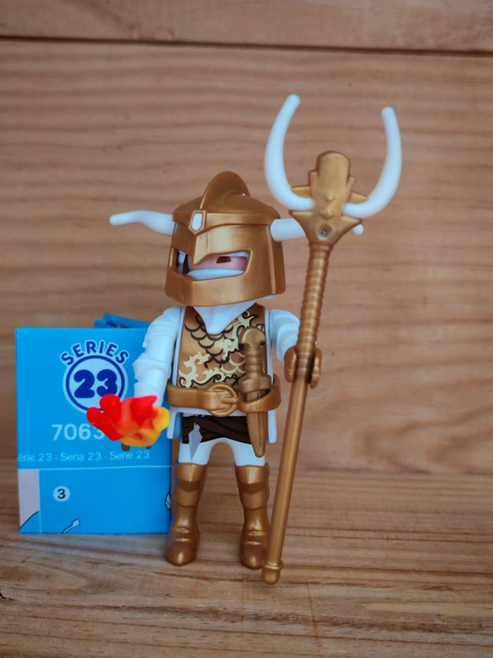 Playmobil figure série 23 chevalier or casque à corne