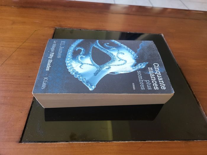 Livre 📖 cinquante nuances plus sombres - photo numéro 2