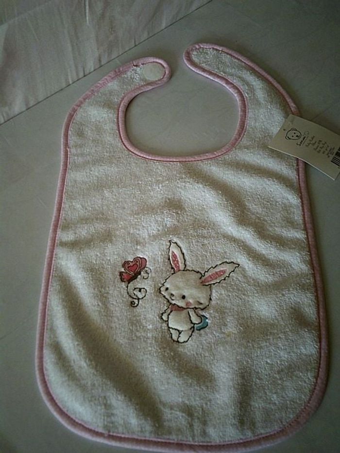 Bavoir éponge lapin brodé